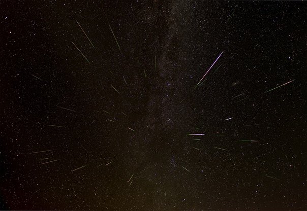 Падающая звезда на черном фоне