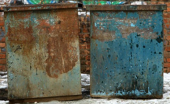 Старые мусорные баки