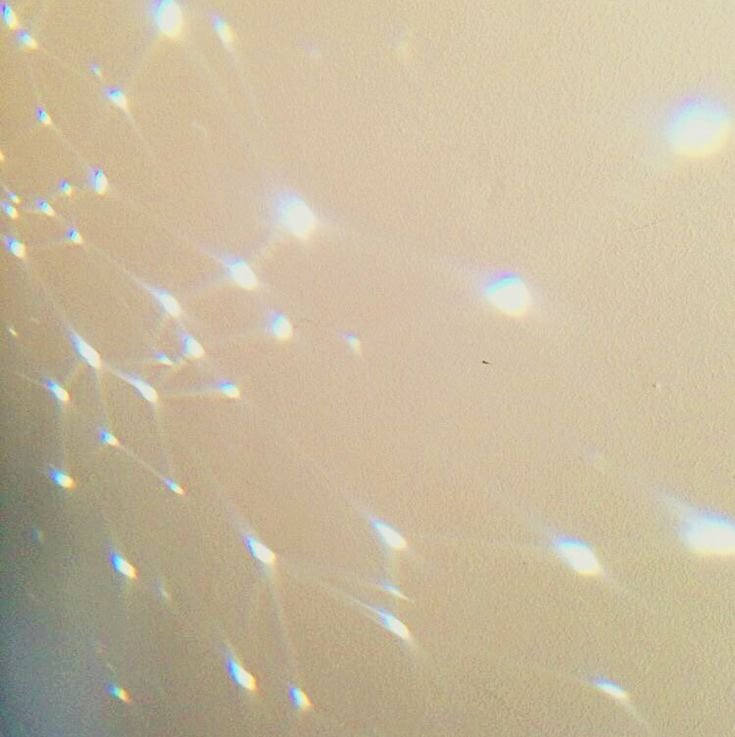 Блики на стене