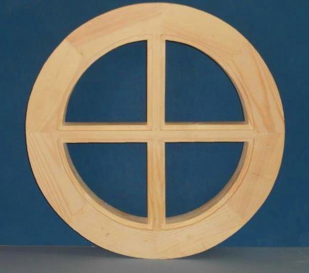 Круглое деревянное окно