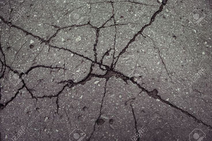 Трещины на асфальте