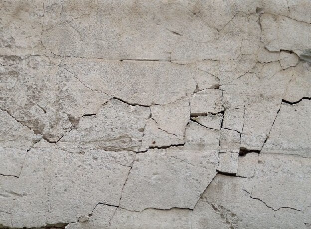 Бетонная стена с трещинами