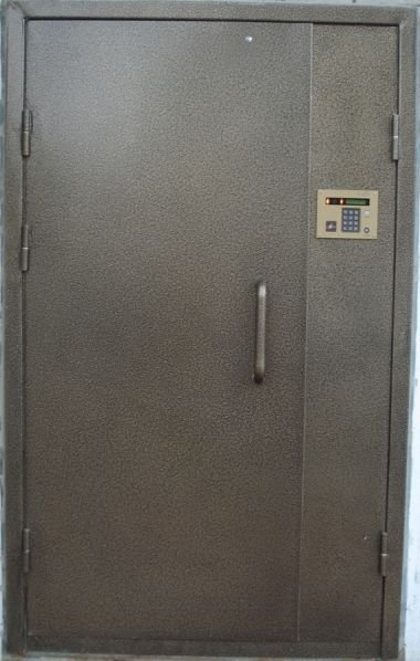 Подъездная дверь с электромагнитным замком
