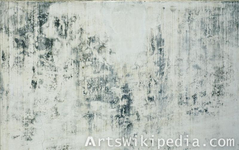 Потертости на стене