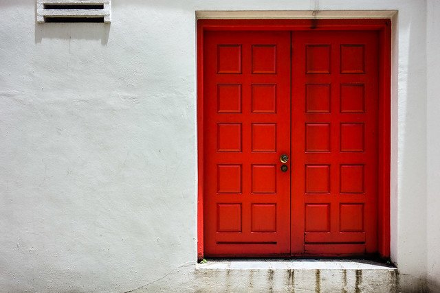 Красная уличная дверь