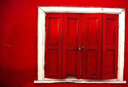 Красная дверь в интерьере