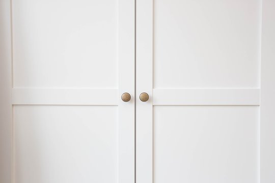 Белый шкаф с дверцами