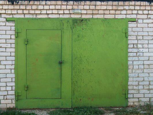Старые двери гараж
