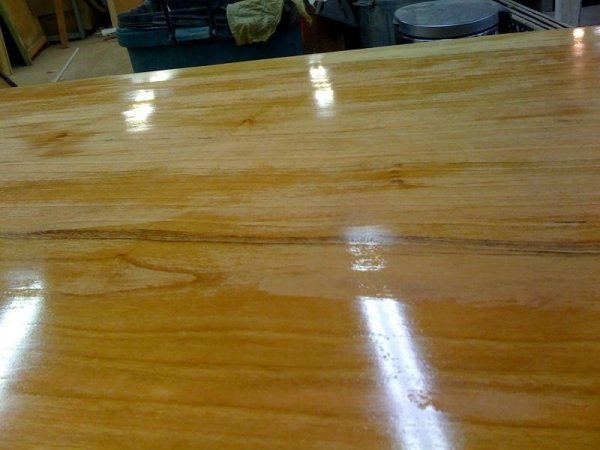 Глянцевое покрытие дерева