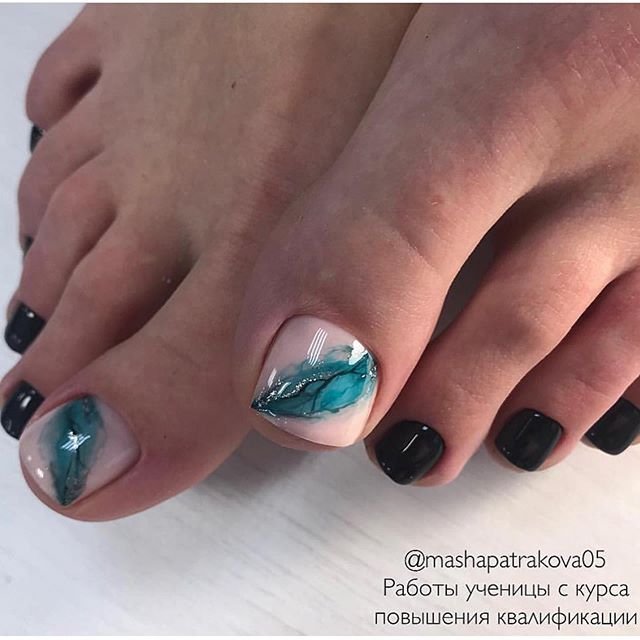 Педикюр с разводами