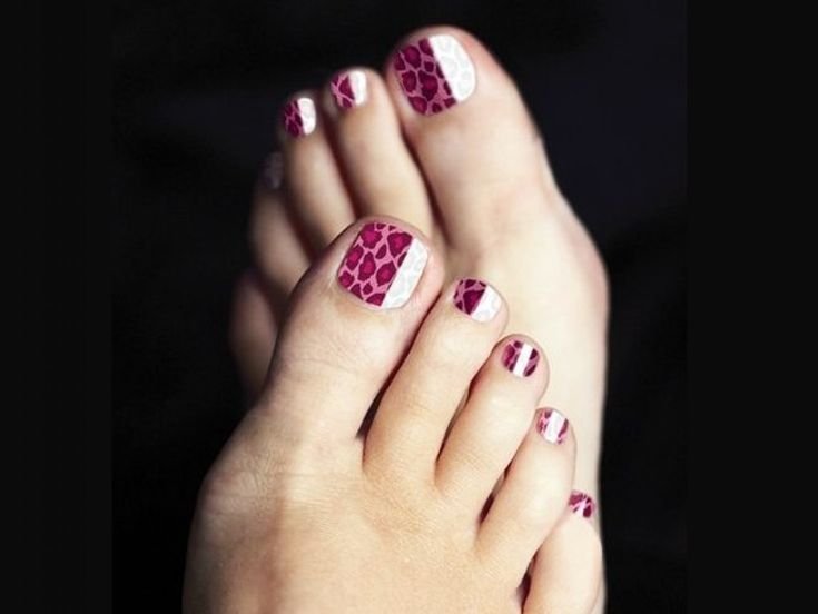 Ногти на ногах белые с черной окантовкой