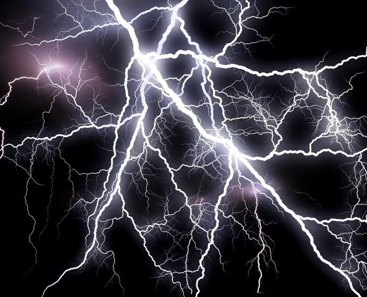 Молния на черном фоне