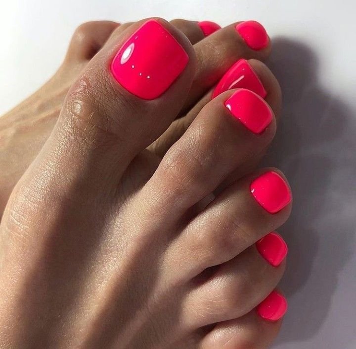 Яркий педикюр