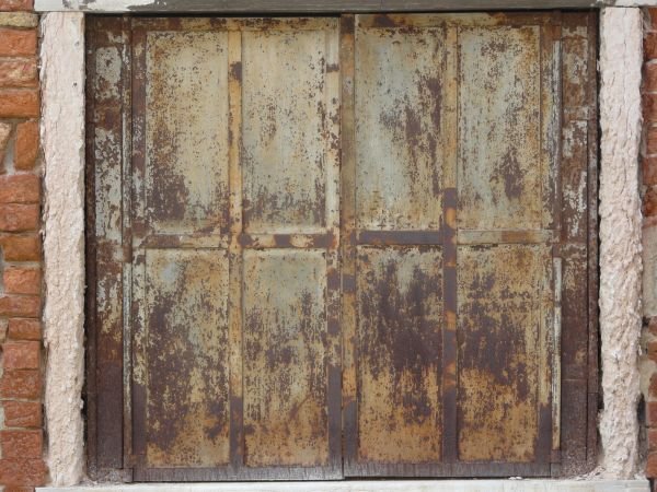 Старая железная дверь