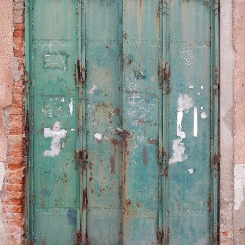 Старая обшарпанная дверь