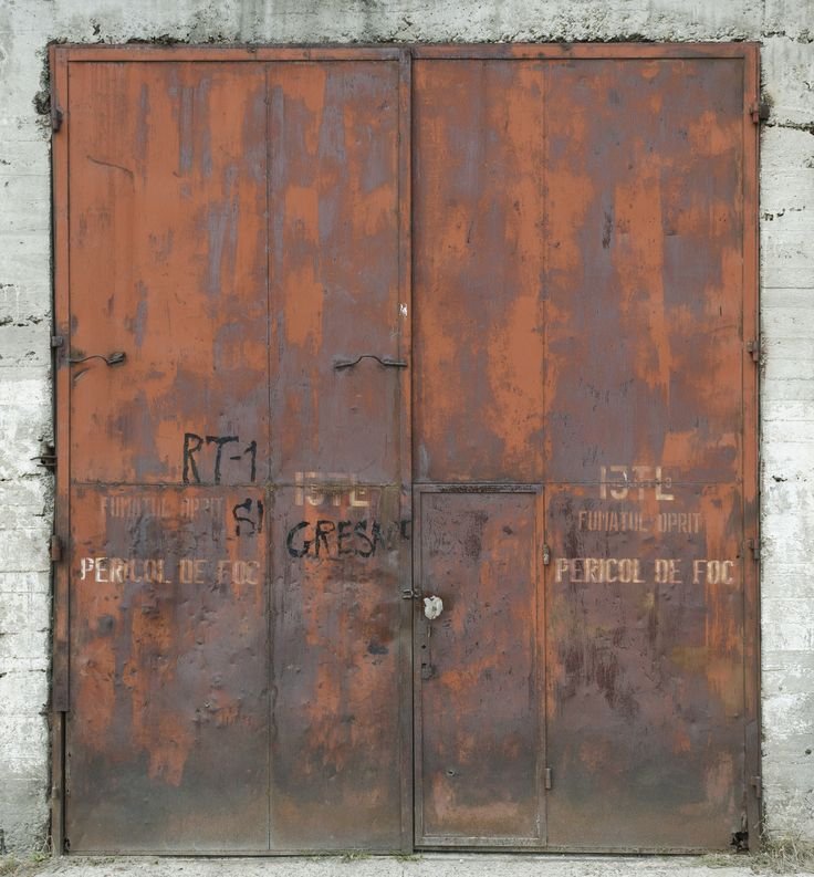 Ржавые гаражные ворота