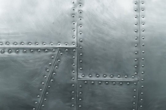 Металл с заклепками