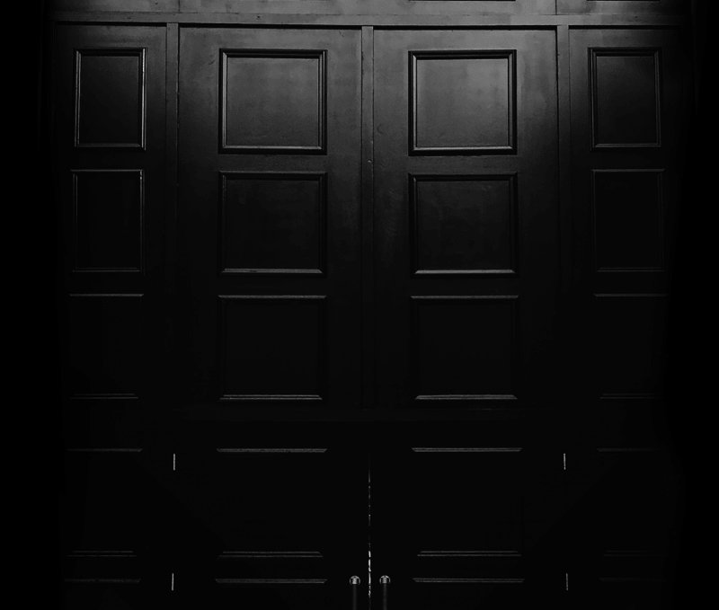 Черная дверь