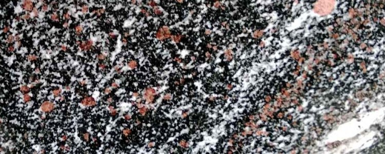 Гранатовый амфиболит гранит