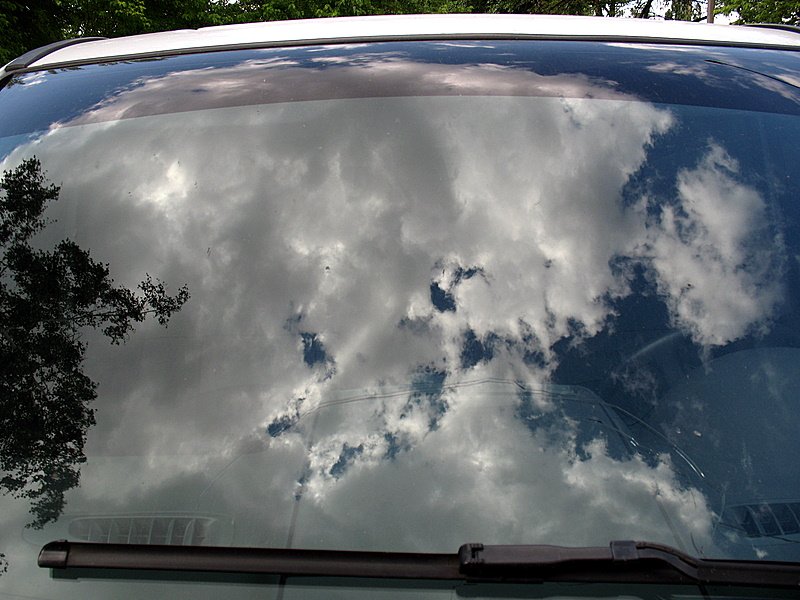 Отражение неба в лобовом стекле