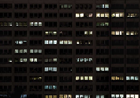 Многоэтажный дом ночью