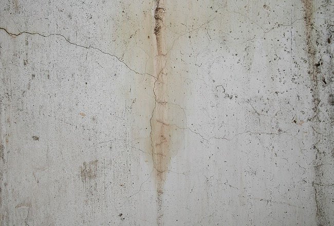 Грязная бетонная стена