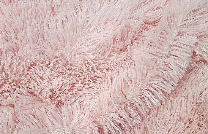 Пушистая розовая ткань