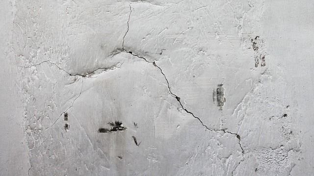 Грязная белая стена