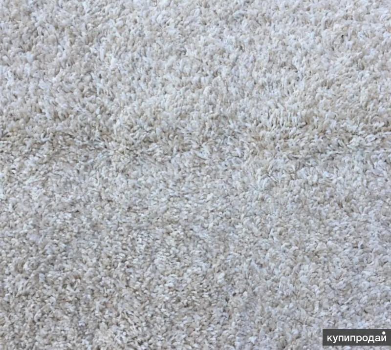 Белый ворсистый ковер