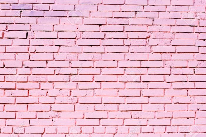 Розовая кирпичная стена