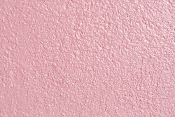 Стена розовая штукатурка
