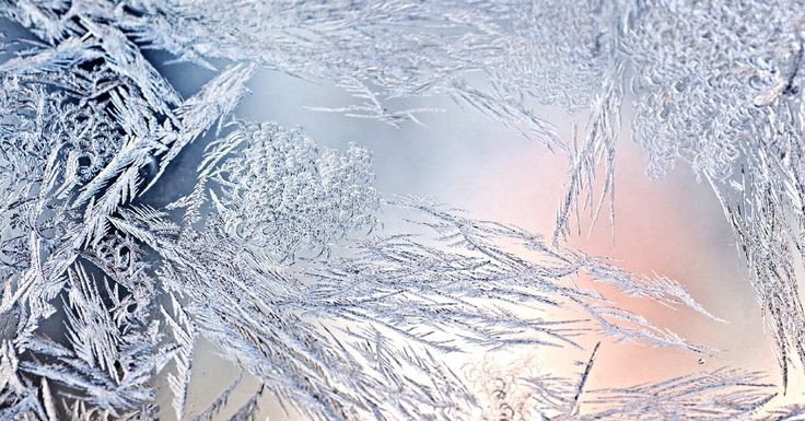 Морозные узоры на стекле