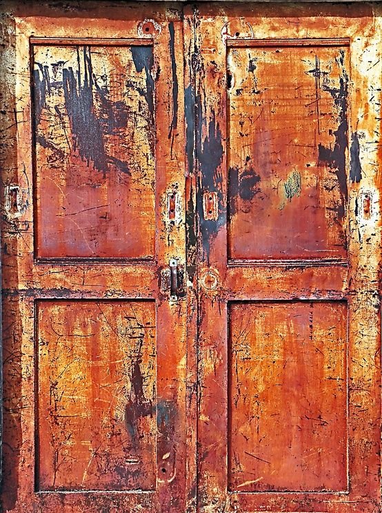 Ржавая металлическая дверь