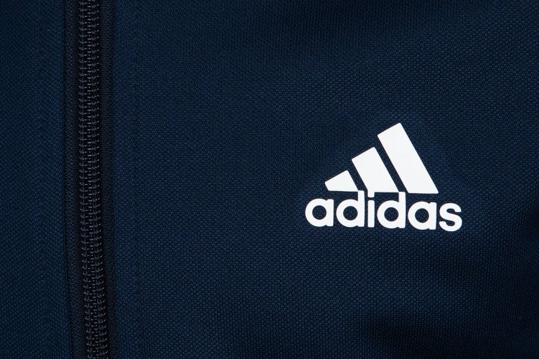 Адидас на черном фоне