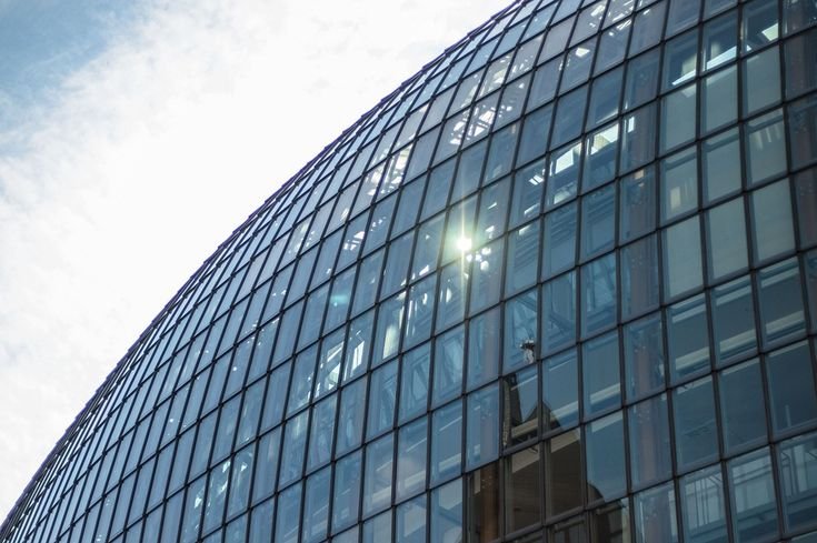 Стеклянное офисное здание