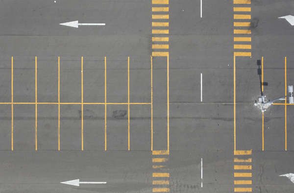 Текстура асфальта с разметкой для парковки