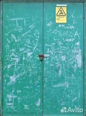 Подъездная дверь Старая