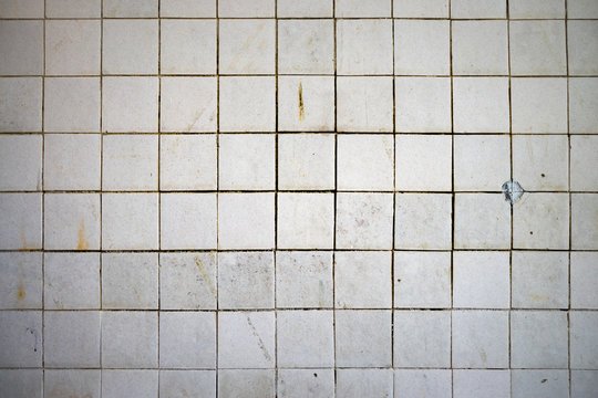 Старая плитка на стене