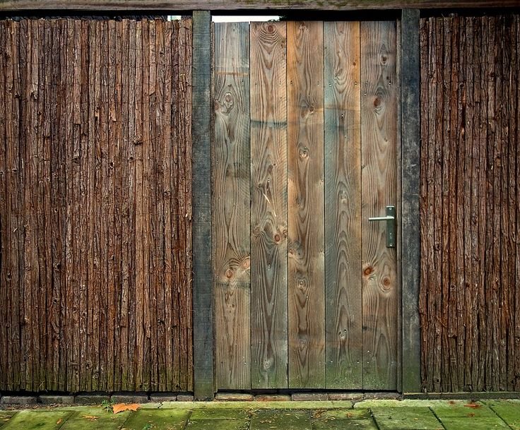 Старая деревянная дверь