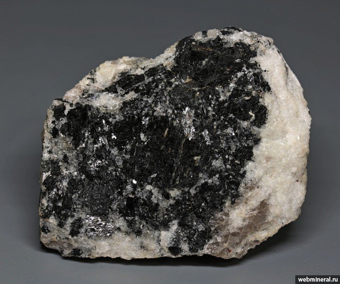 Минерал Роговая обманка амфибол