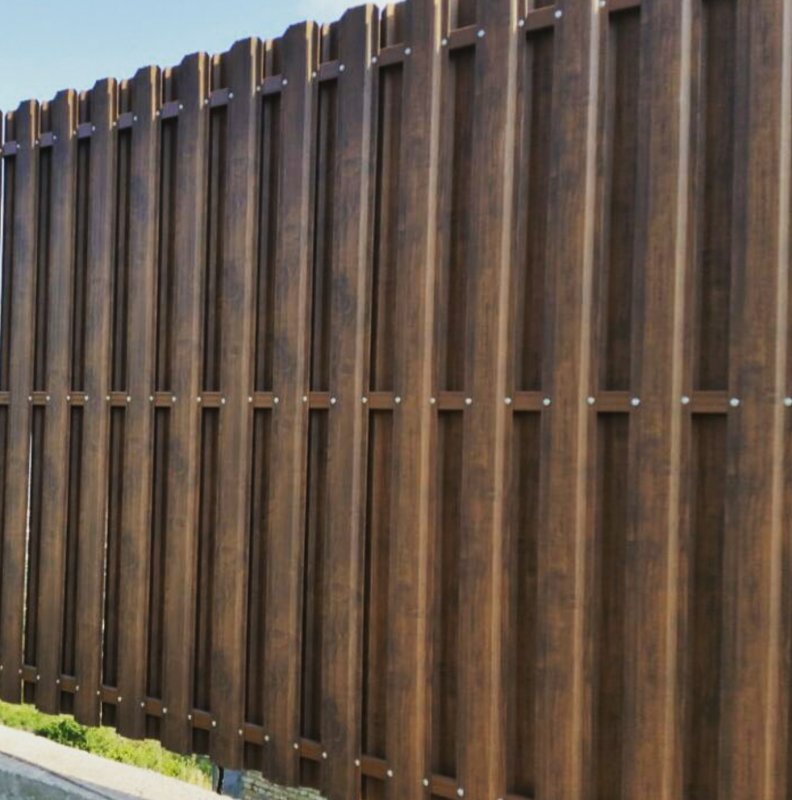 Забор из евроштакетника шахматка под дерево