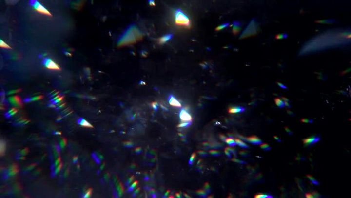 Радужные блики на черном фоне