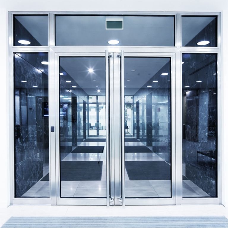 Алюминиевая входная одностворчатая остекленная дверь 1000x2200