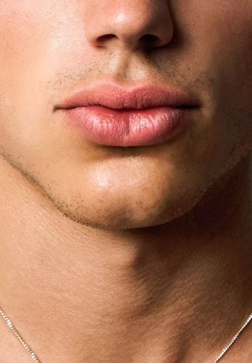 Красивые мужские губы