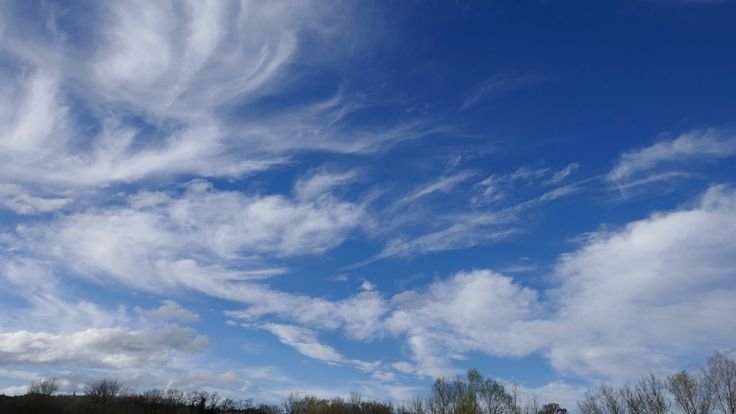 Голубое небо с перистыми облаками