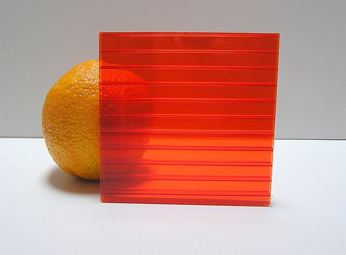 Монолитный поликарбонат красный