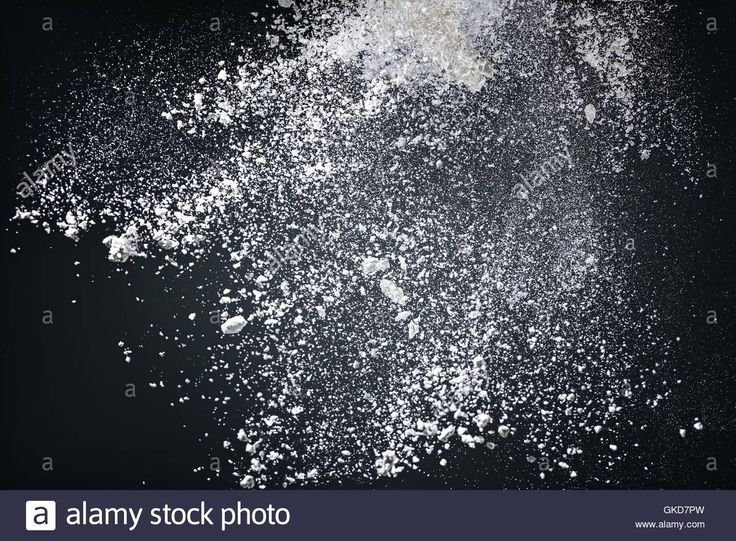 Снежная пыль на черном фоне