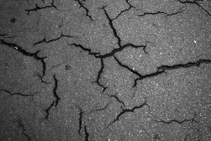 Трещины на асфальте