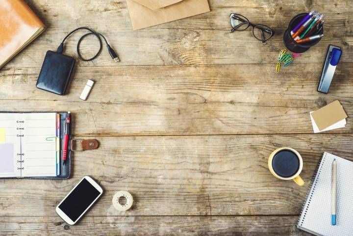 Деревянный стол вид сверху