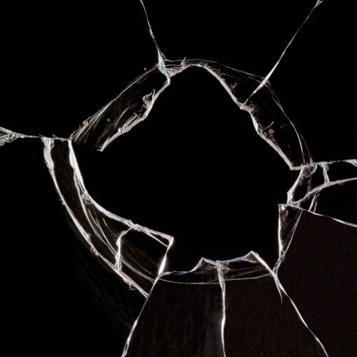 Трещины на черном фоне